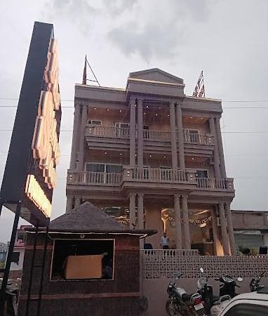 The Silver Spoon Hotel & Restaurant Бунди Экстерьер фото