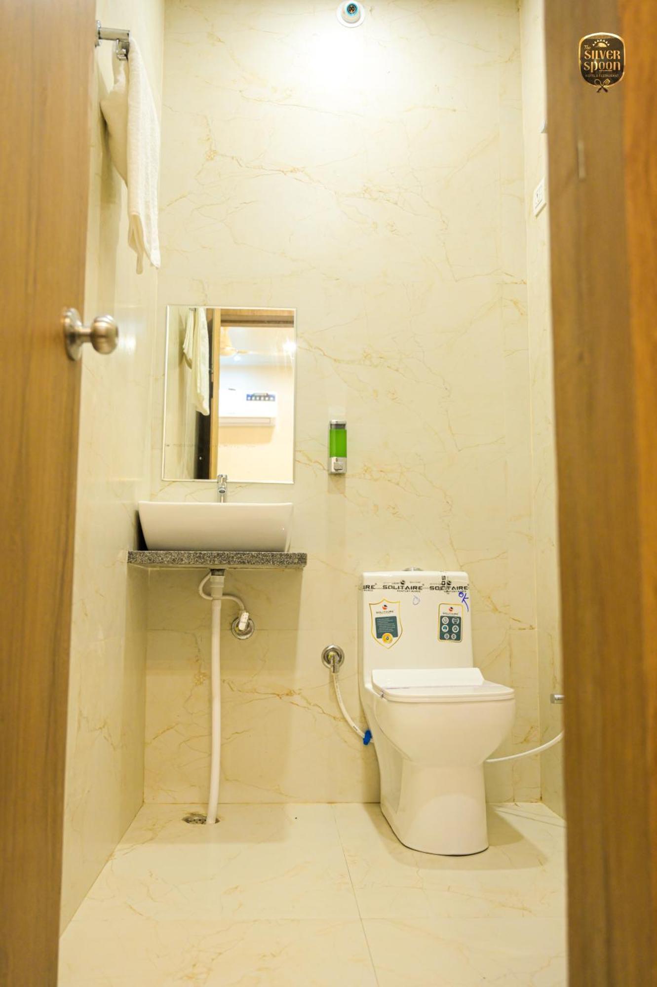 The Silver Spoon Hotel & Restaurant Бунди Экстерьер фото