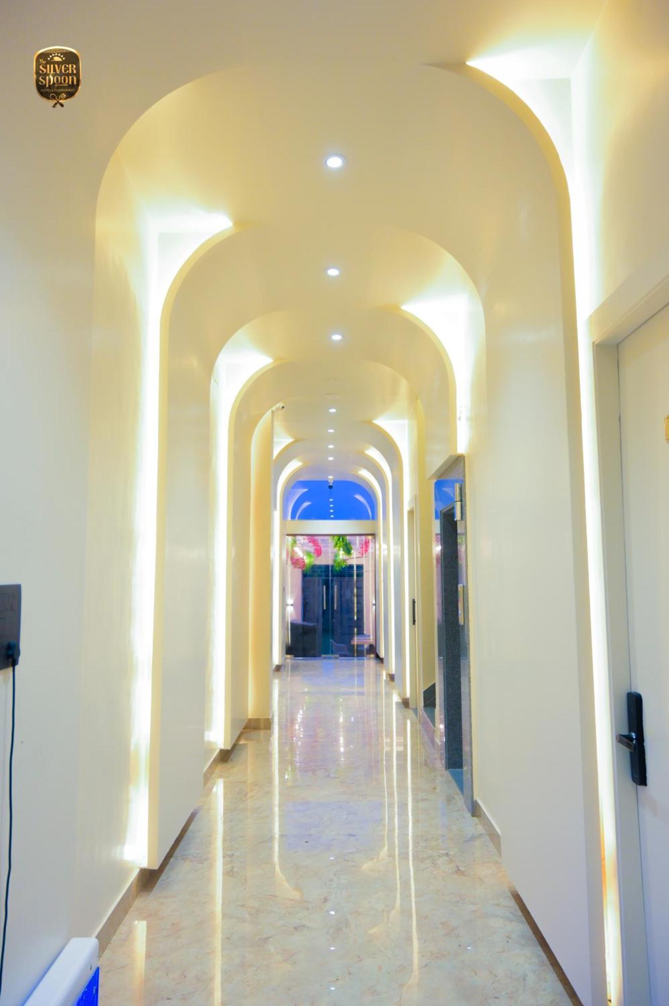 The Silver Spoon Hotel & Restaurant Бунди Экстерьер фото